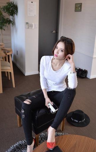 中午妈妈在厨房做饭